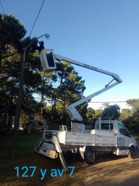 OBRAS EN GESELL: CONTINÚAN CON LAS MEJORAS DE ALUMBRADO PÚBLICO