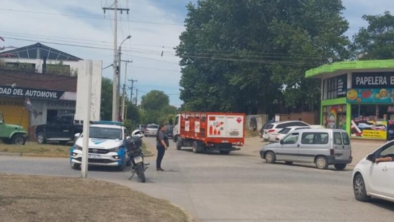 Se derramó ácido Muriatiico en la zona de Paseo 113 bis y Boulevard. Piden a vecinos evacuar la zona. En el lugar trabajan Bomberos Voluntarios, en conjunto con .la Brigada MAT-PEL y la Policía Ecológica.