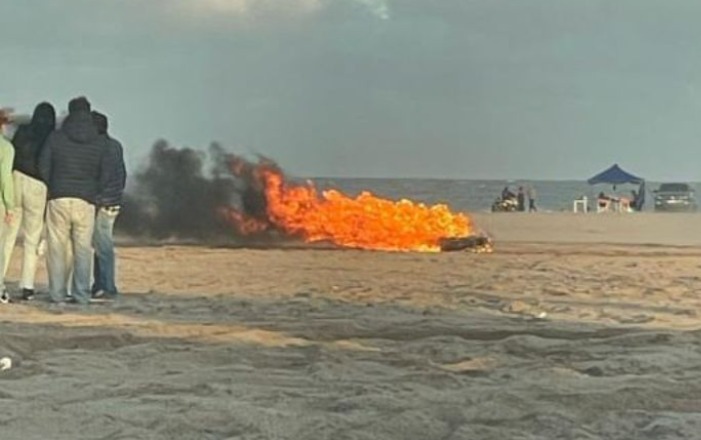 Abandonan y prenden fuego una moto robada