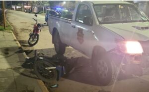 Una camioneta embistió a una pareja que estaba estacionada arriba de una motocicleta