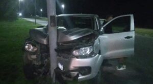 Chocó contra un poste en ruta 11: Manejaba con licencia vencida y sin seguro