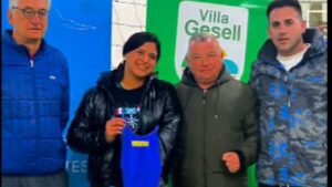 El intendente le entregó a Daiana Orellana una malla de alta competencia para su próximo desafío internacional