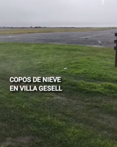 Copos de nieve sorprendieron a Villa Gesell durante la noche: una postal invernal poco habitual