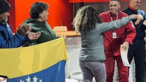 Reconocimiento a bombero que participó en trabajos de rescate en Venezuela