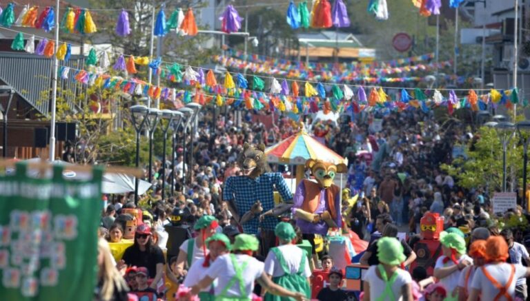 Por cuestiones climaticas, el desfile se realizará el domingo